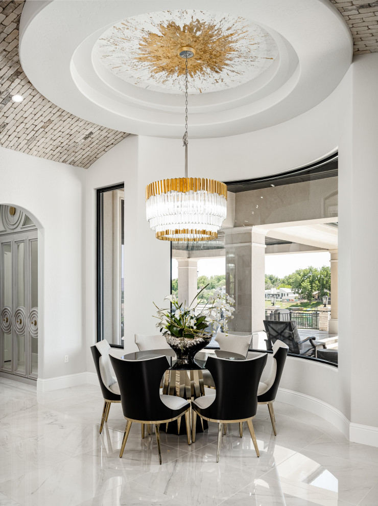 Cette image montre une salle à manger ouverte sur la cuisine minimaliste avec un sol en marbre, un sol blanc, un mur gris et un plafond à caissons.