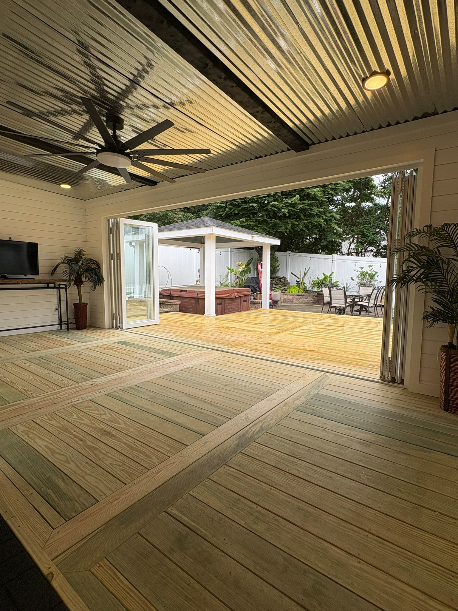 3 Seasons Room and Deck