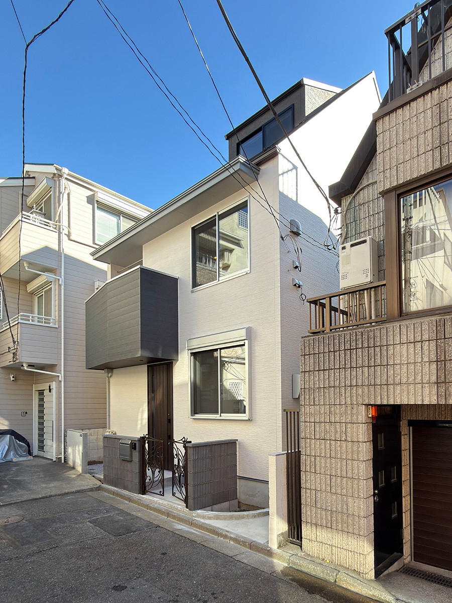 道路側外観（外構工事中）