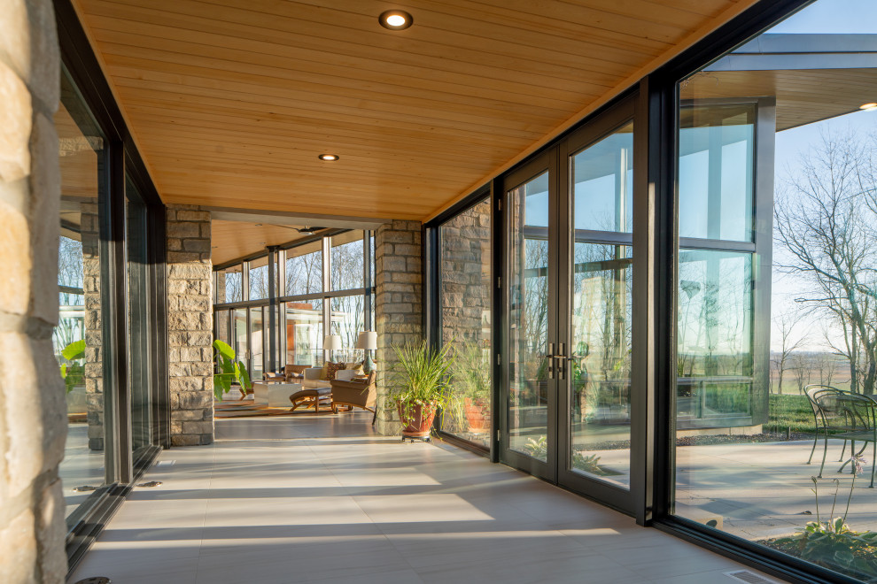 Источник вдохновения для домашнего уюта: коридор среднего размера в современном стиле с полом из керамической плитки, бежевым полом и деревянным потолком