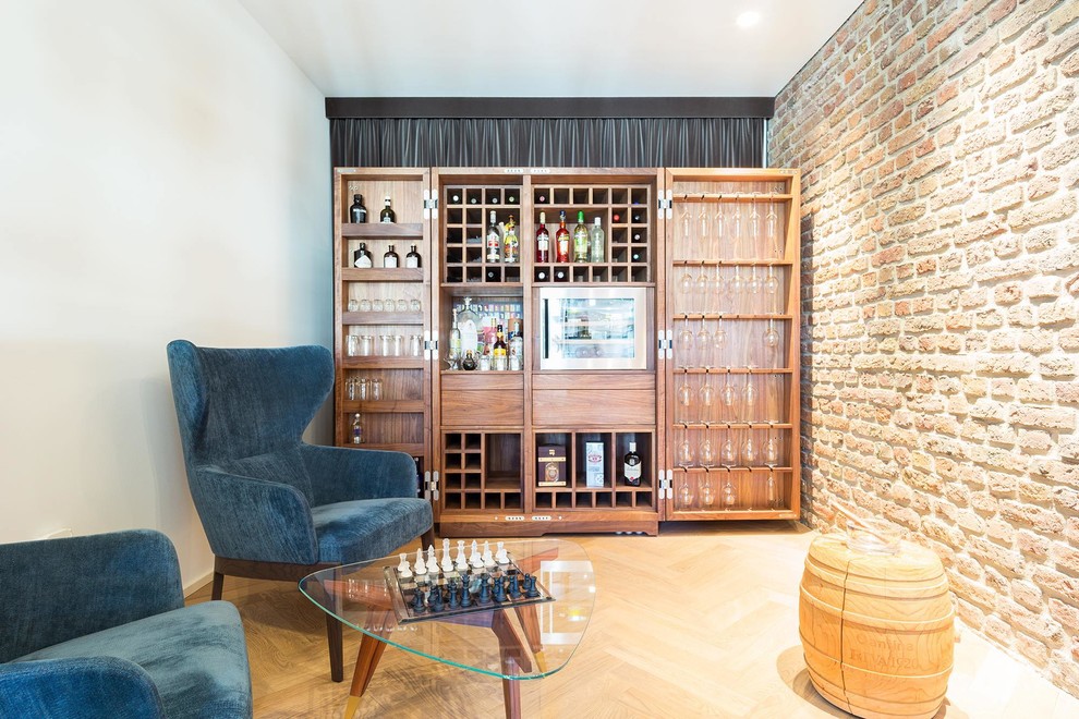 Kleine Retro Hausbar mit braunem Holzboden und braunem Boden in Köln