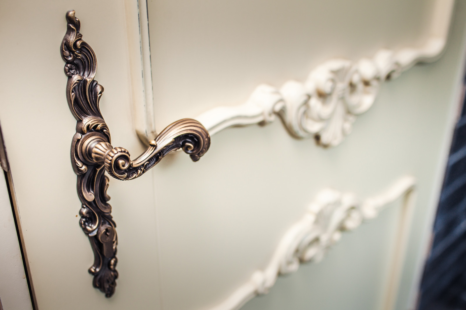 Двери и деревяные понели буазери для магазина