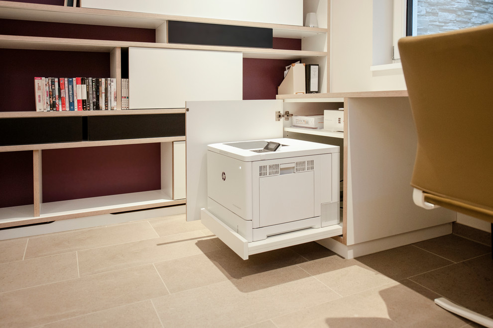 Mittelgroßes Modernes Untergeschoss mit weißer Wandfarbe, Keramikboden und grauem Boden in München