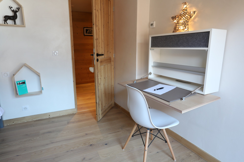 Foto de dormitorio blanco y madera actual con paredes blancas y suelo de madera clara