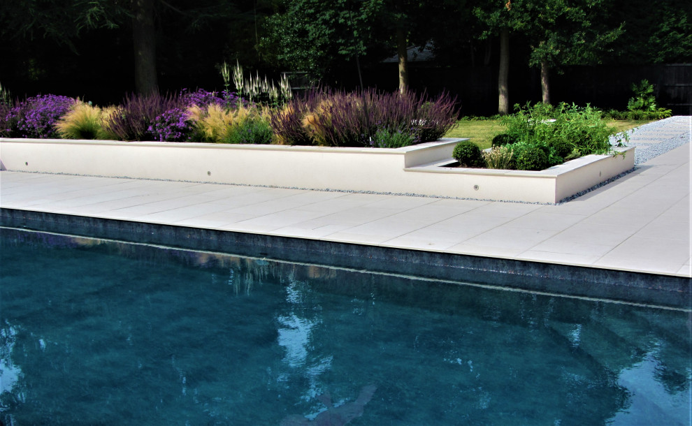 Photo of a large contemporary landscaping in Buckinghamshire.