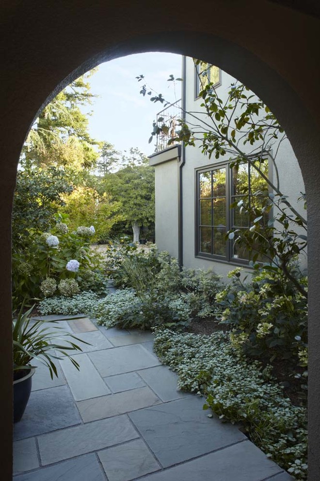 This is an example of a traditional garden in San Francisco with natural stone pavers.