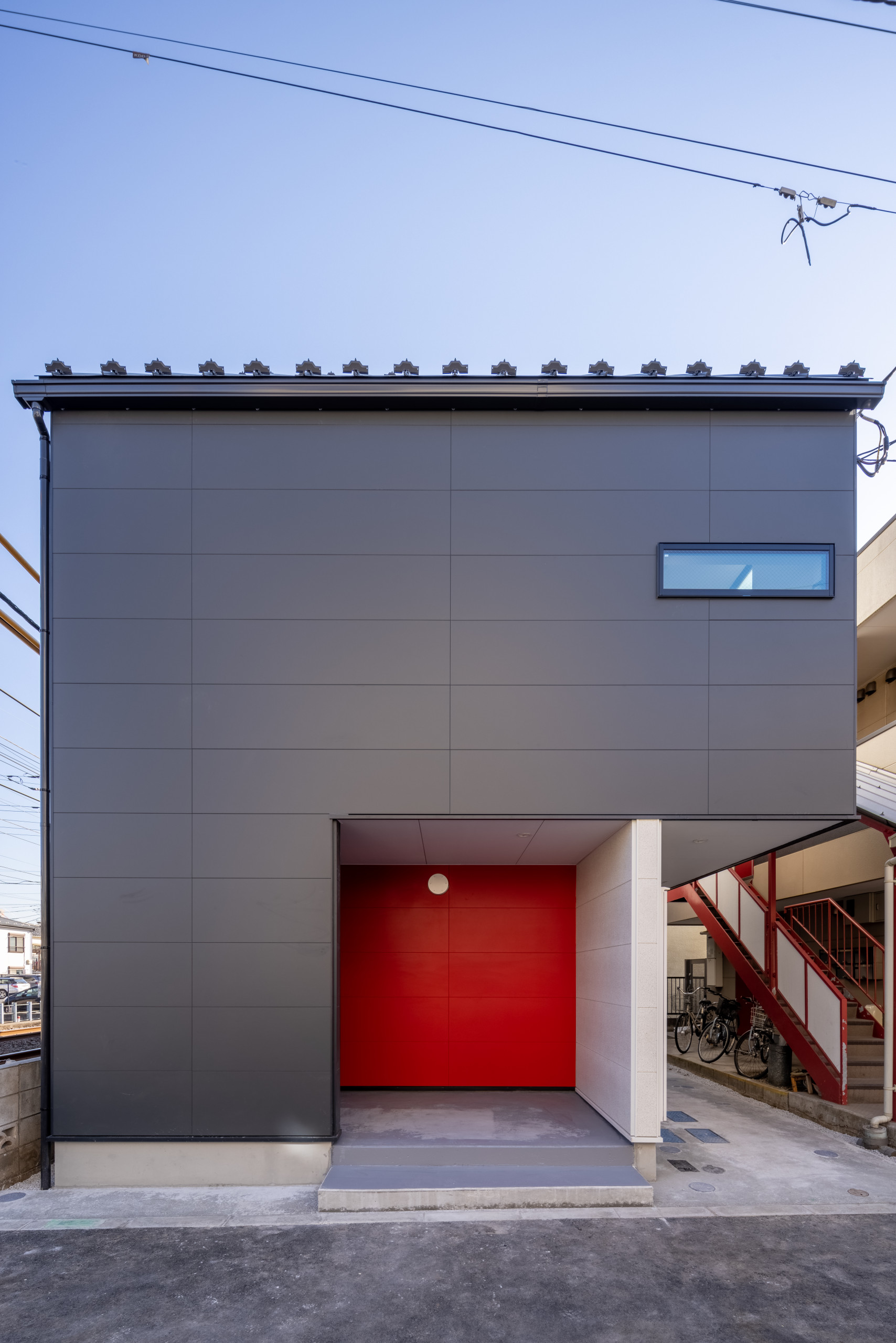 線路沿いの小さな共同住宅