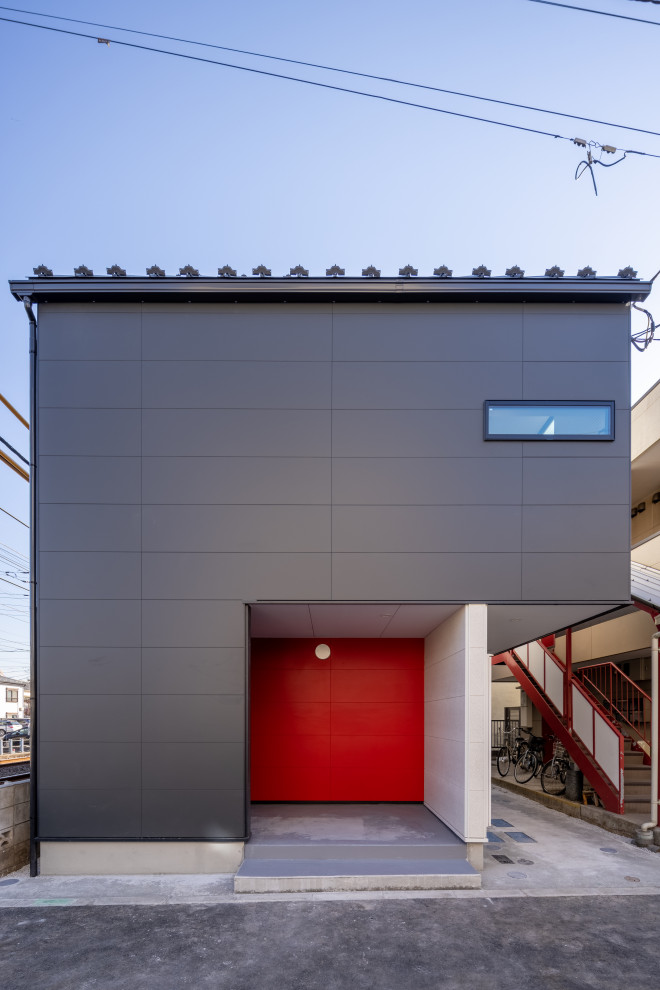 Inspiration pour un petite façade d'immeuble minimaliste avec un revêtement mixte, un toit à deux pans, un toit en métal et un toit noir.