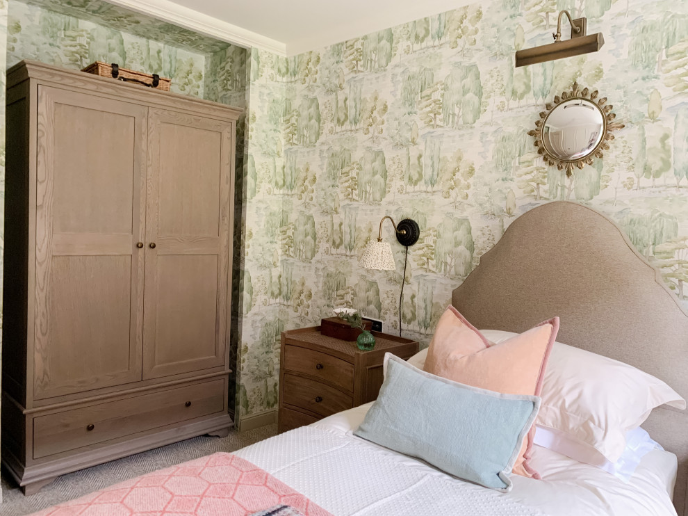 Diseño de dormitorio principal tradicional de tamaño medio con moqueta y papel pintado