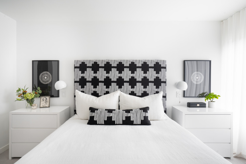 バンクーバーにあるコンテンポラリースタイルのおしゃれな寝室 (白い壁、カーペット敷き、グレーの床)