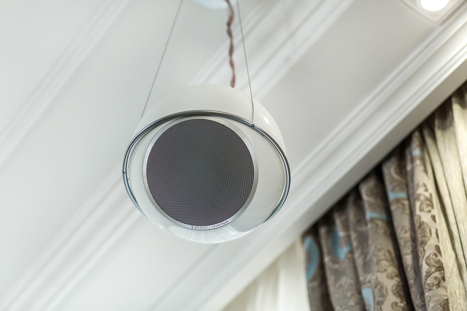 Домашний кинотеатр с навесными акустическими системами