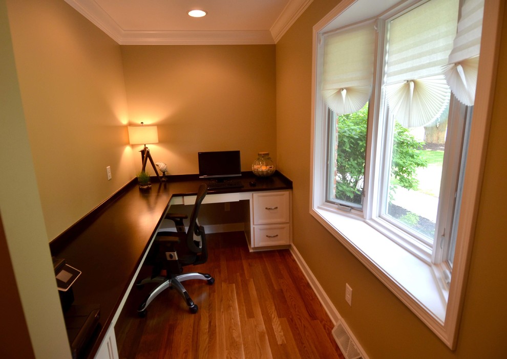 Design ideas for a contemporary home office in Columbus.