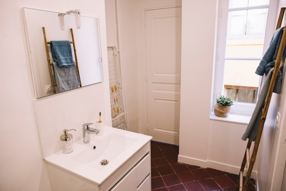 Foto de cuarto de baño único retro con baldosas y/o azulejos blancos, baldosas y/o azulejos de cerámica y suelo de baldosas de terracota