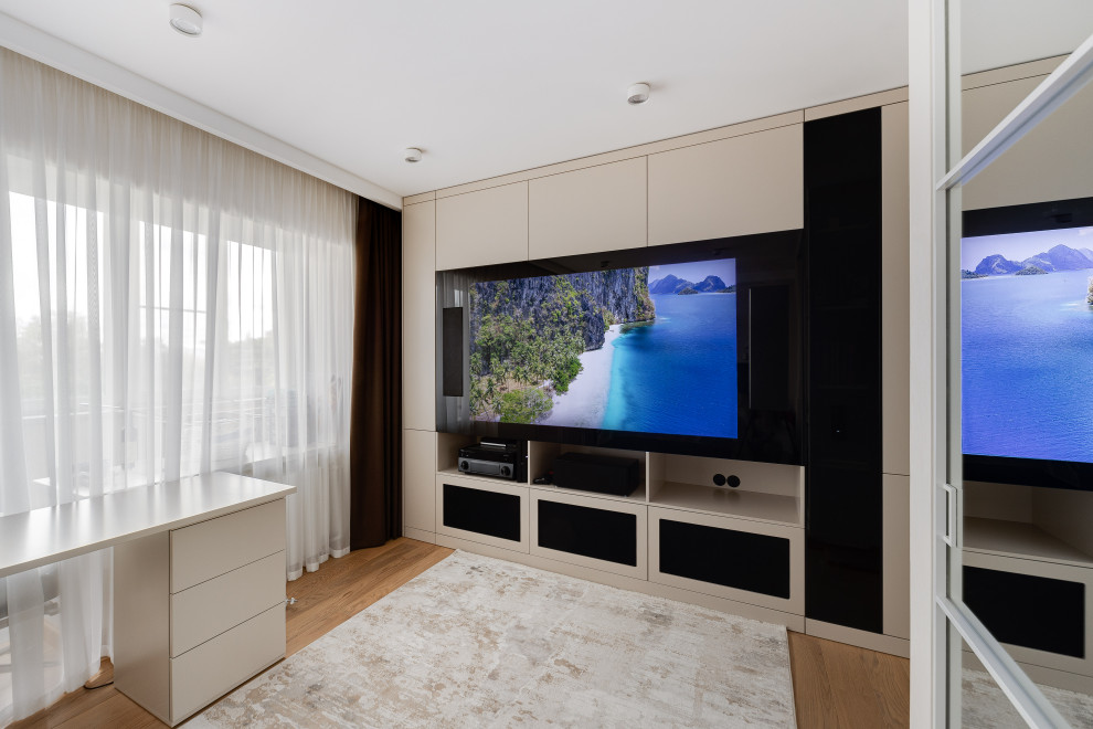 Esempio di una camera matrimoniale design di medie dimensioni con pareti bianche, parquet scuro, pavimento marrone e TV