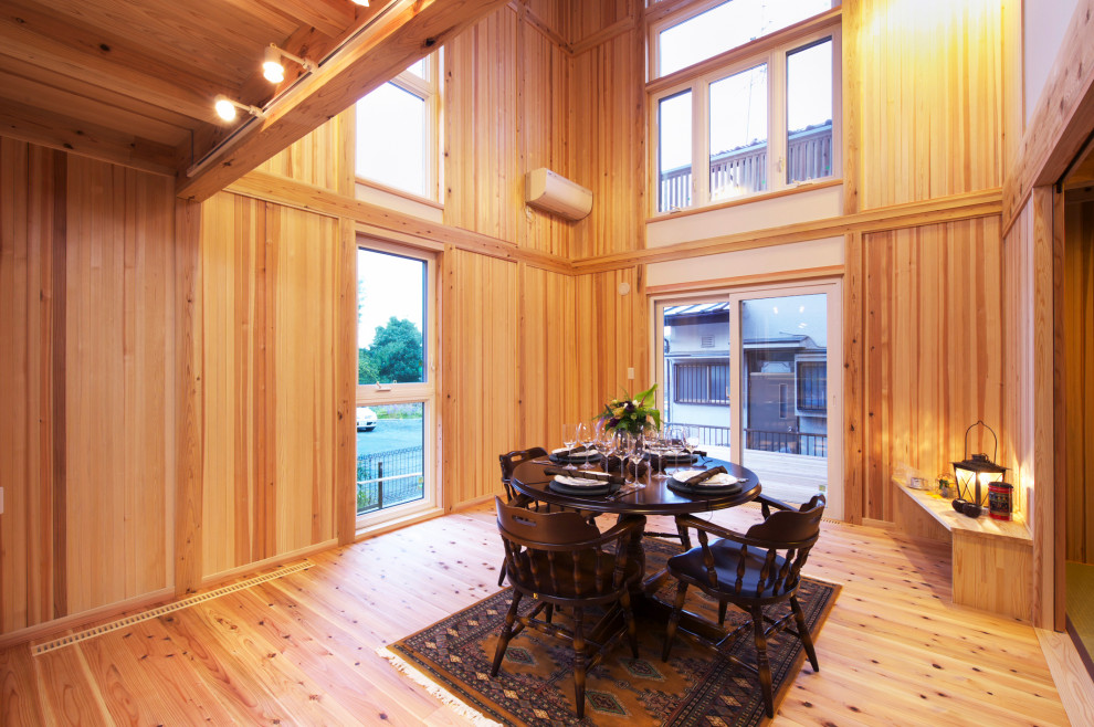 Cette photo montre un salon craftsman en bois avec un sol en bois brun et poutres apparentes.