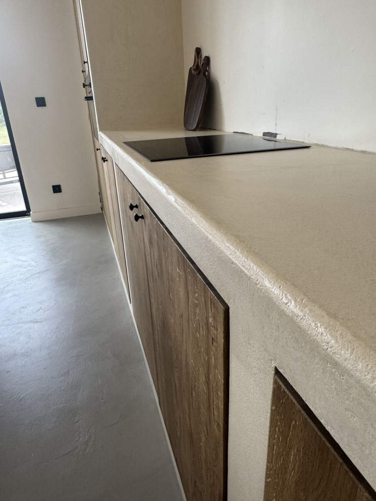 Кухня в стиле минимализм с отделкой под микроцемент