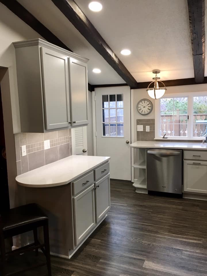 Photo of a mid-sized transitional kitchen in Chicago.