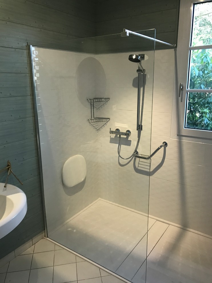 Inspiration for a small contemporary master bathroom in Angers with a curbless shower, white tile, ceramic tile, white walls, ceramic floors, quartzite benchtops, an integrated sink, white floor and a shower curtain.