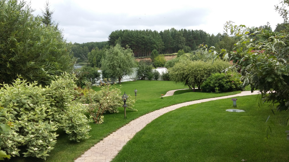 Уютный сад на берегу реки