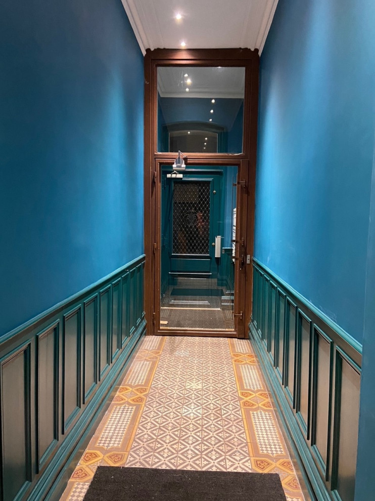 Свежая идея для дизайна: большой коридор в стиле неоклассика (современная классика) с синими стенами, полом из керамогранита, разноцветным полом, деревянным потолком и деревянными стенами - отличное фото интерьера