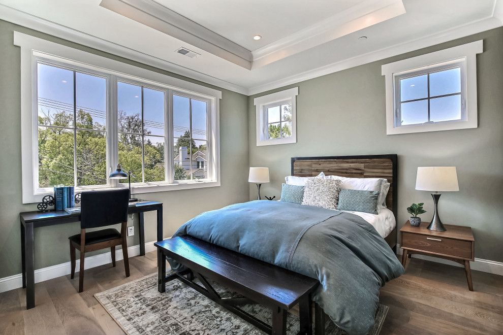 Imagen de habitación de invitados de estilo americano de tamaño medio con paredes grises, suelo de madera en tonos medios, suelo gris y bandeja