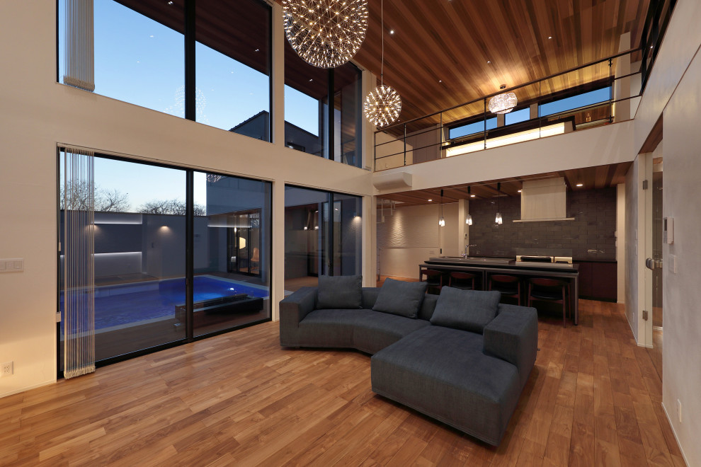Offenes Modernes Wohnzimmer mit braunem Holzboden, braunem Boden und Holzdecke in Sonstige