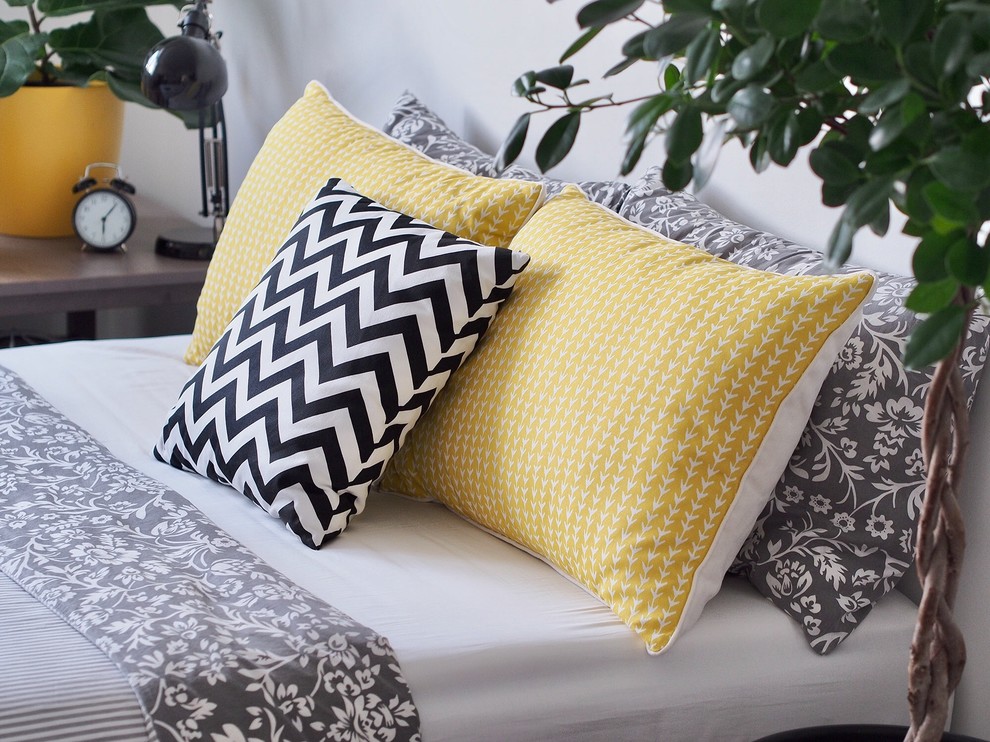 Спальня с желтыми акцентами для молодой пары