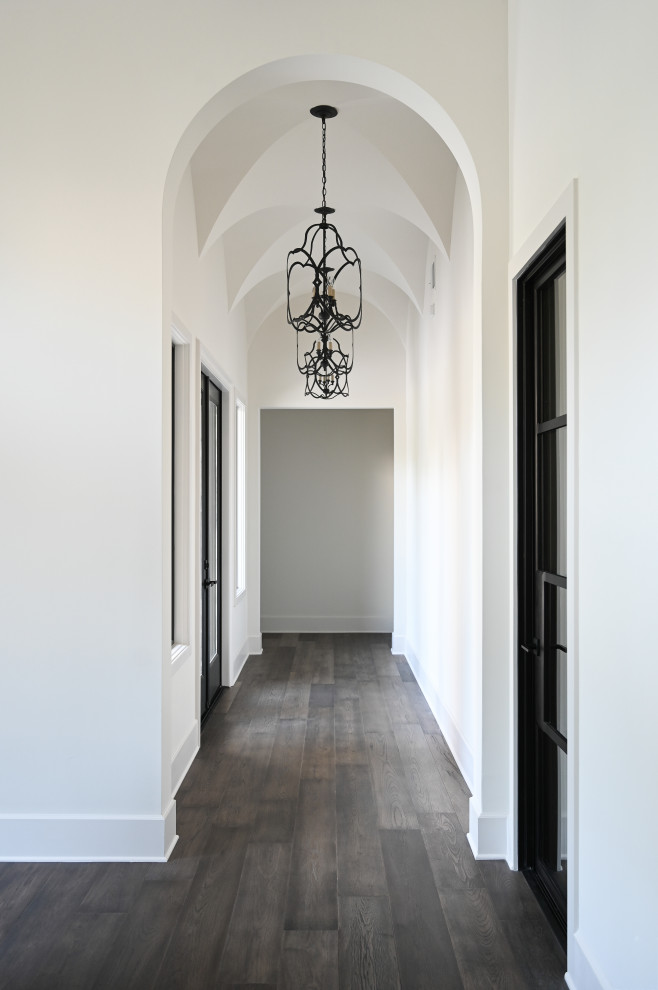 Источник вдохновения для домашнего уюта: коридор среднего размера в стиле лофт с белыми стенами, темным паркетным полом, коричневым полом и сводчатым потолком