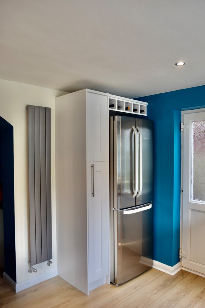Große Moderne Wohnküche ohne Insel in U-Form mit Einbauwaschbecken, Schrankfronten im Shaker-Stil, weißen Schränken, Arbeitsplatte aus Holz, hellem Holzboden, braunem Boden und brauner Arbeitsplatte in West Midlands