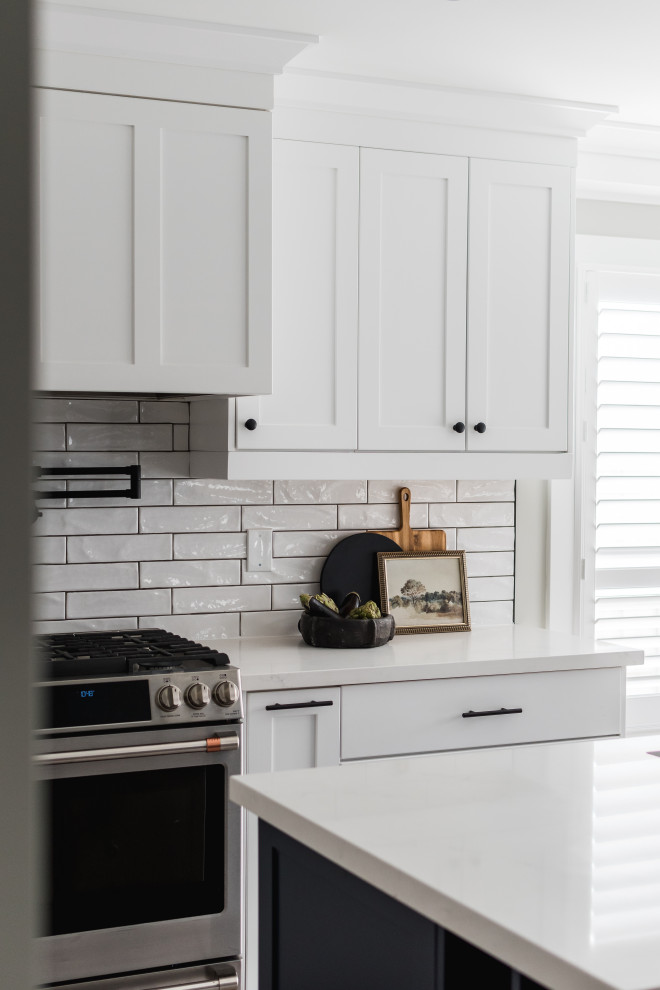 Transitional kitchen photo in Toronto