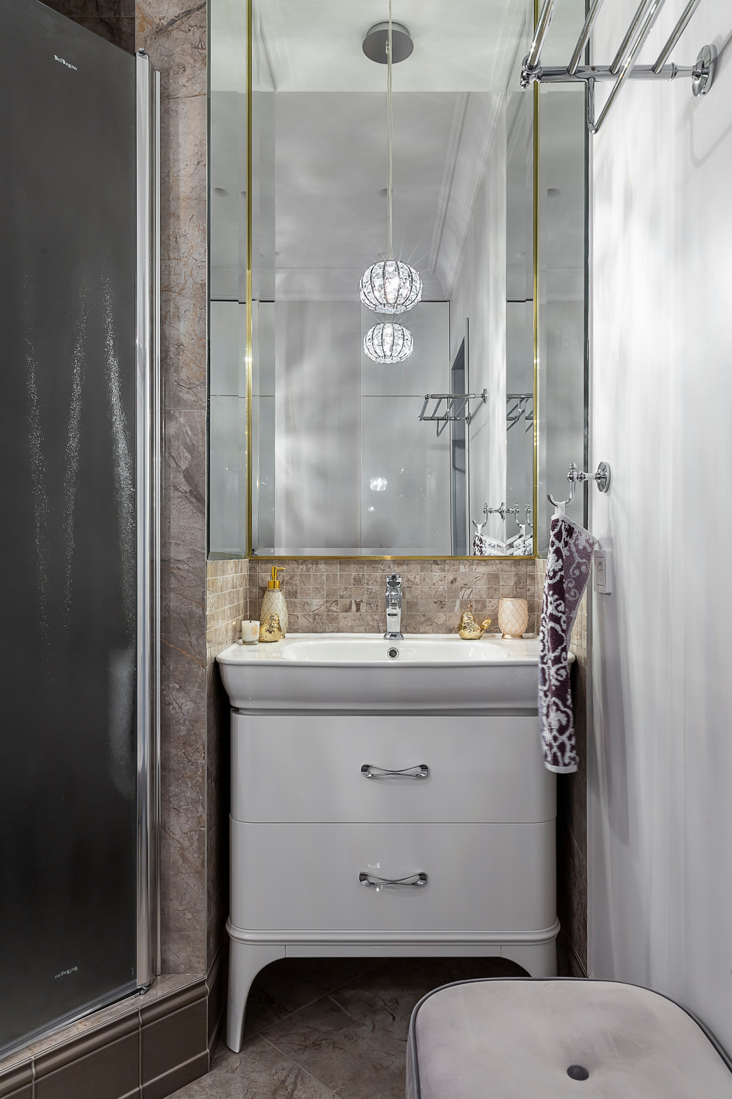 Спальня с ванной комнатой. Неоклассика на живописной.