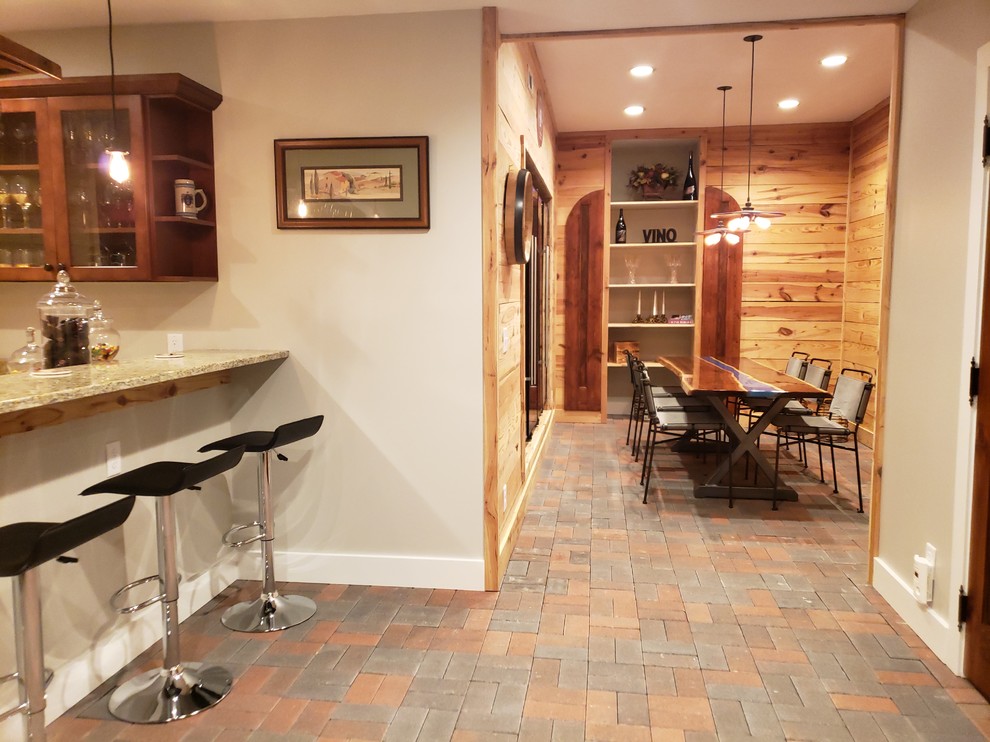 Example of a mountain style home design design in Cedar Rapids