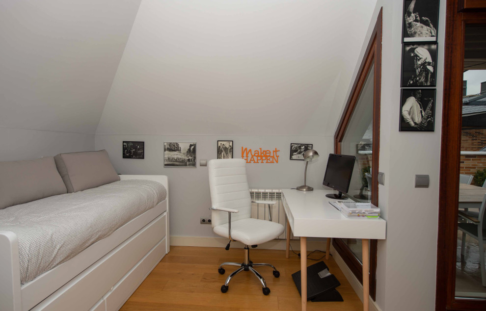 Exemple d'une chambre blanche et bois moderne de taille moyenne avec un mur blanc, un sol en bois brun et un sol beige.