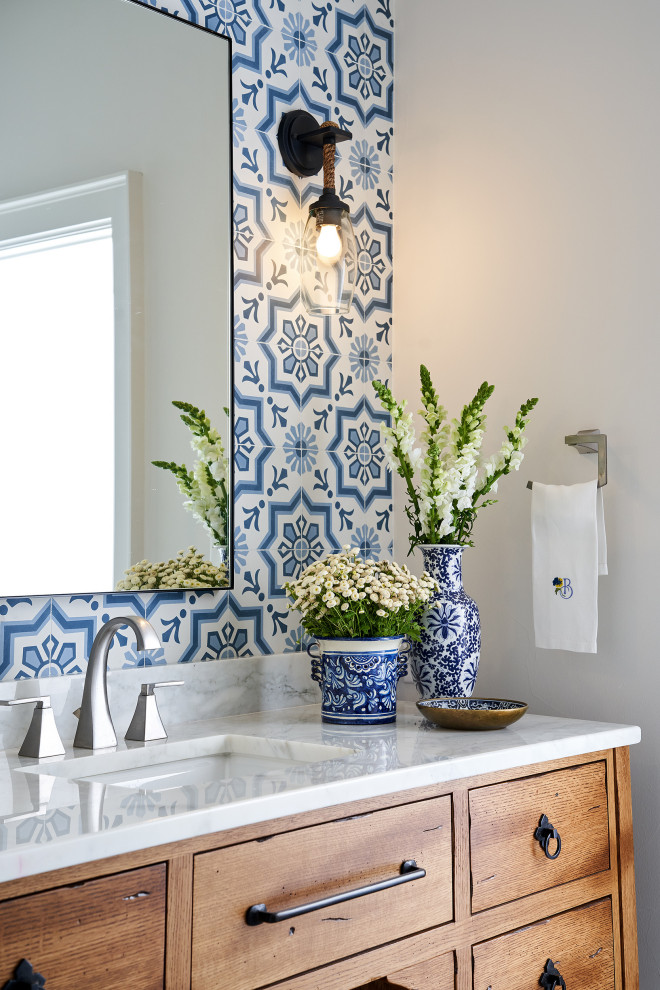 Ispirazione per una stanza da bagno mediterranea con piastrelle blu, pareti bianche, top in quarzite, pavimento blu, un lavabo, mobile bagno freestanding, ante in legno scuro, piastrelle di cemento e pavimento in cementine