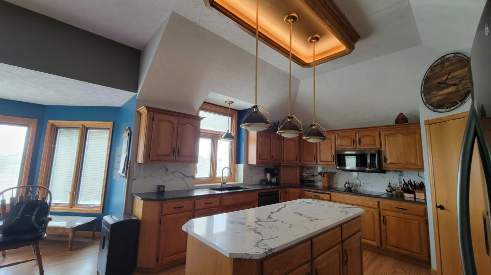 Inspiration for an u-shaped eat-in kitchen remodel with an island