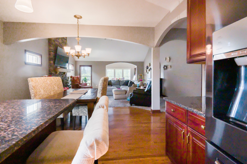 Inspiration for a large transitional home design remodel in Cleveland