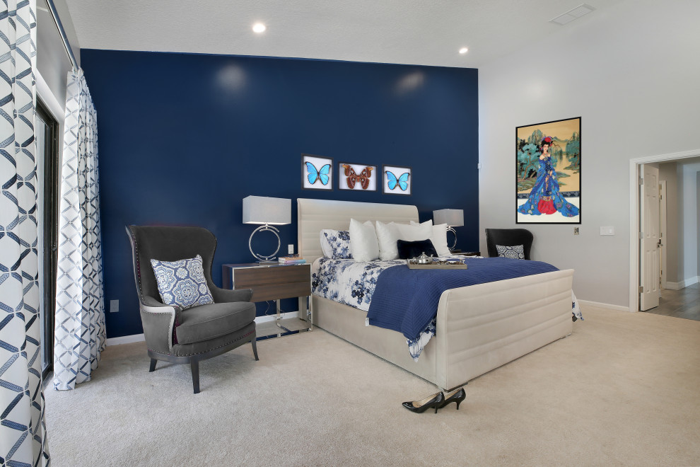 Modelo de dormitorio principal y abovedado contemporáneo de tamaño medio con paredes azules, moqueta y suelo beige