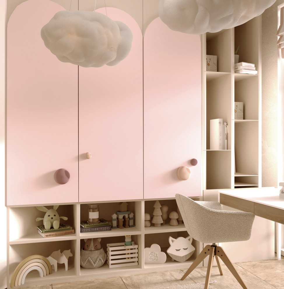 Двухэтажный жилой дом с видом на горы.