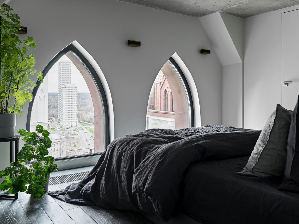 Стильный дизайн: хозяйская спальня среднего размера в стиле лофт с белыми стенами, паркетным полом среднего тона и синим полом без камина - последний тренд
