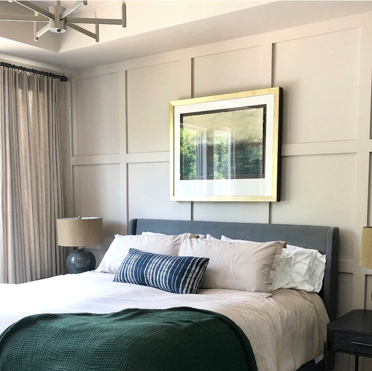 Стильный дизайн: большая хозяйская спальня в стиле неоклассика (современная классика) с серыми стенами, ковровым покрытием, серым полом и панелями на части стены - последний тренд