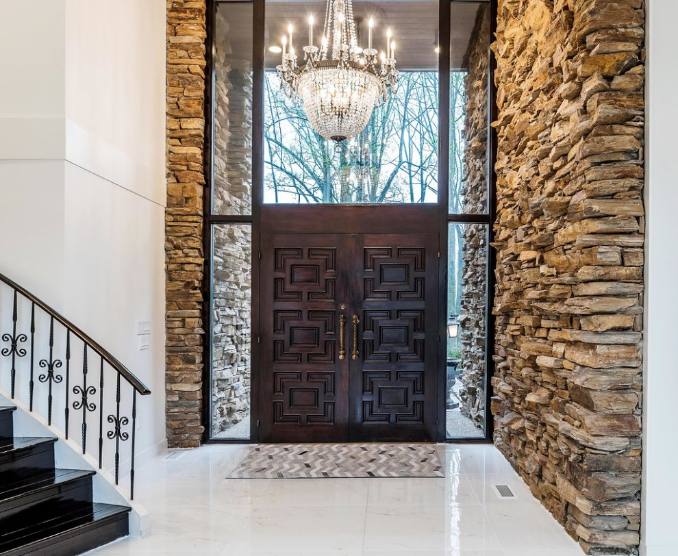 Idee per una porta d'ingresso contemporanea con pareti bianche, pavimento in marmo, una porta a due ante, una porta in legno scuro e pavimento bianco