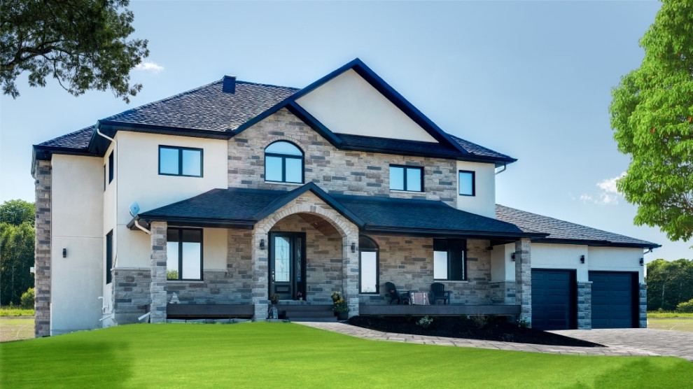 Стильный дизайн: двухэтажный дом с комбинированной облицовкой, крышей из гибкой черепицы и синей крышей - последний тренд