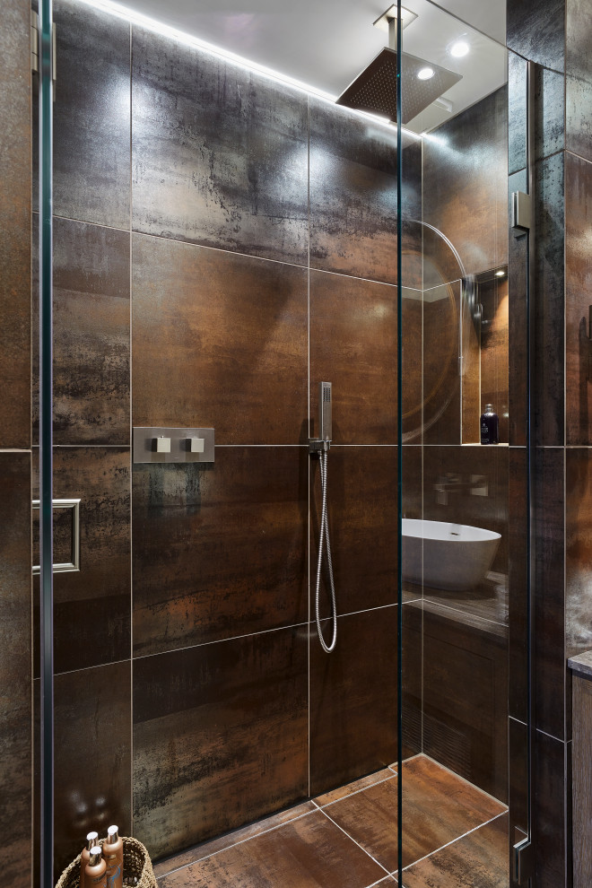 Idéer för att renovera ett stort funkis en-suite badrum, med bruna skåp, ett fristående badkar, en dusch i en alkov, en vägghängd toalettstol, brun kakel, keramikplattor, ett fristående handfat och dusch med gångjärnsdörr