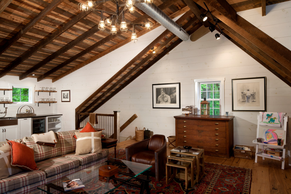 Immagine di un soggiorno rustico aperto con sala formale, pareti bianche, pavimento in legno massello medio, pavimento marrone, travi a vista e pareti in legno