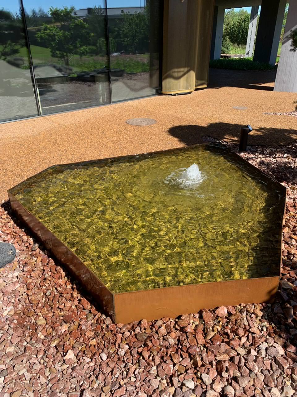 Фонтан с чашей из кортена