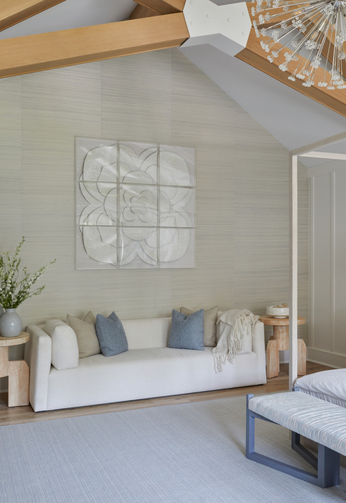 Modelo de dormitorio principal y blanco clásico renovado grande con paredes blancas, suelo de madera en tonos medios, suelo marrón, vigas vistas y panelado