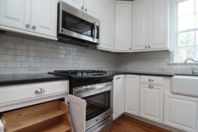 Gas range and built in storage ideas landstil-koekken