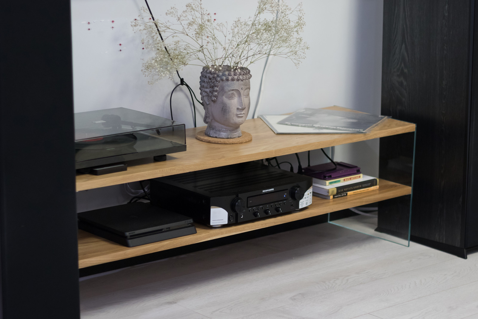 Стеллаж-тумба из стекла и массива бука в гостиной