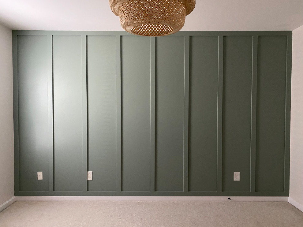 Foto på ett litet funkis gästrum, med gröna väggar, heltäckningsmatta och beiget golv