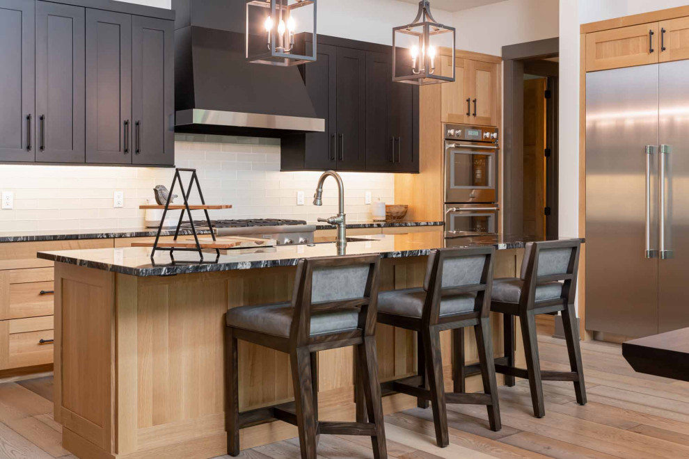 Kitchen - mid-sized transitional kitchen idea
